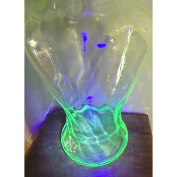 Vintage 30's Optic Ribbed Green Glass Uranium Vase 9" - Picture 7 of 16